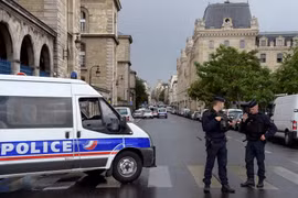 Cảnh sát có vũ trang phong tỏa hiện trường bên ngoài nhà thờ Notre-Dame ngày 6/6. (Nguồn: AFP/TTXVN)
