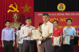 Ông Trần Văn Thuật (bên phải), Ủy viên Đoàn Chủ tịch, Trưởng Ban Tổ chức Liên đoàn Lao động Việt Nam. (Ảnh: Mạnh Minh/TTXVN)