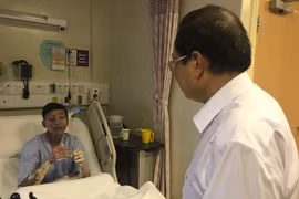 Đại sứ Việt Nam Nguyễn Tiến Minh thăm hỏi anh Phan Minh Dương, một trong ba thuyền viên gặp tai nạn khi đang làm việc trên tàu Le Tong Patriot, Singapore. (Ảnh: Mỹ Bình/Vietnam+)