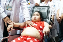 Bệnh nhi P.T.P sau khi phẫu thuật bóc u tuyến thượng thận. (Ảnh: Phương Vy/TTXVN)