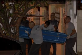 Vận chuyển thi thể nạn nhân vụ xả súng khỏi hiện trường. (Nguồn: EPTV)