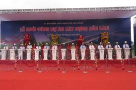 Các đại biểu thực hiện nghi thức ấn nút khởi công cầu Hàn. (Ảnh: Hoàng Ngọc/TTXVN)