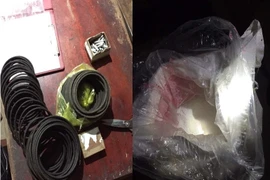 Thuốc nổ, kíp nổ và dây cháy chậm bị thu giữ. (Ảnh: Trịnh Duy Hưng/TTXVN)