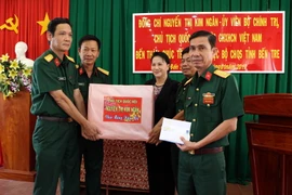Chủ tịch Quốc hội Nguyễn Thị Kim Ngân đến thăm, chúc Tết, tặng quà Bộ Chỉ huy Quân sự tỉnh Bến Tre. (Ảnh: Trần Thị Thu Hiền/TTXVN)