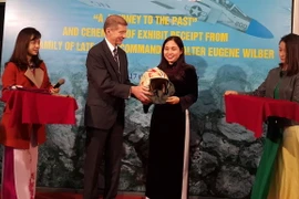 Ông Thomas Eugence Wilber trao tặng kỷ vật cho Trưởng Ban quản lý Di tích Nhà tù Hỏa Lò. (Ảnh: Đinh Thuận/TTXVN)