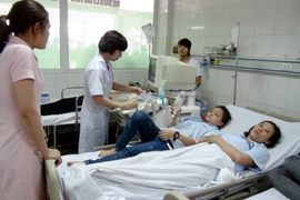 Các công nhân được các y, bác sỹ khẩn trương cấp cứu tại bệnh viện. (Ảnh: Tá Chuyên/TTXVN)