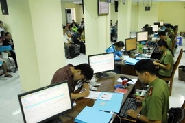 Người dân đến cấp, sửa đổi hộ chiếu tại Phòng Quản lý Xuất nhập cảnh Công an Thành phố Hồ Chí Minh. (Ảnh: Mạnh Linh/TTXVN)