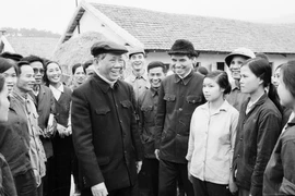 Tổng Bí thư Lê Duẩn nói chuyện với cán bộ, công nhân Xí nghiệp Chăn nuôi Đồng Nai (1/1980). (Ảnh: Tư liệu TTXVN