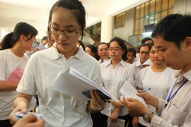 Thí sinh tham gia kỳ thi đánh giá năng lực môn Ngoại ngữ trên máy tính tại Đại học Quốc gia Hà Nội. (Ảnh: Quý Trung/TTXVN)
