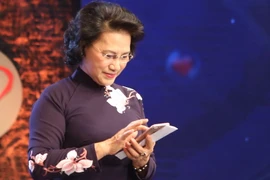 Chủ tịch Quốc hội Nguyễn Thị Kim Ngân nhắn tin điện thoại ủng hộ tại chương trình. (Ảnh: Trọng Đức/TTXVN)