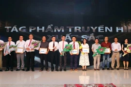 Ông Nguyễn Đức Lợi, Ủy viên Trung ương Đảng, Tổng Giám đốc Thông tấn xã Việt Nam trao giải Tác phẩm truyền hình xuất sắc cho các nhóm tác giả. (Ảnh: Danh Lam/TTXVN)