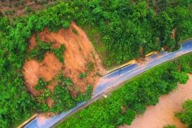 Toàn cảnh hiện trường sạt lở tại tại Km19+570 Quốc lộ 279 ( tuyến đường huyết mạch, quan trọng của tỉnh Điện Biên). (Ảnh: Văn Dũng/TTXVN)