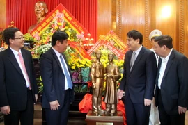 Lãnh đạo tỉnh Bình Định tặng mẫu tượng Nguyễn Tất Thành-Nguyễn Sinh Sắc cho tỉnh Nghệ An để lưu niệm tại Khu Di tích Kim Liên. (Ảnh: Bích Huệ/TTXVN)