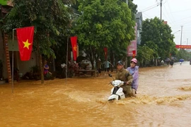 Nhiều tuyến đường ở thị trấn Sơn Dương, huyện Sơn Dương bị ngậm lụt cục bộ. (Ảnh: Văn Tý/TTXVN)