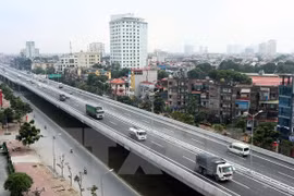 Các phương tiện lưu thông đường Vành đai 3 trên cao. (Ảnh: Huy Hùng/TTXVN)