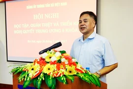 Phó giáo sư-tiến sỹ Nguyễn Viết Thông, Tổng Thư ký Hội đồng Lý luận Trung ương phổ biến Nghị quyết Trung ương 5 khóa XII tại hội nghị. (Ảnh: An Đăng/TTXVN)