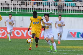 FLC Thanh Hóa (áo vàng), một trong những đội cạnh tranh trực tiếp ngôi vô địch lượt đi V-League. (Ảnh: Dư Toán/TTXVN)