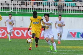 FLC Thanh Hóa (áo vàng), một trong những đội cạnh tranh trực tiếp ngôi vô địch lượt đi V-League. (Ảnh: Dư Toán/TTXVN)