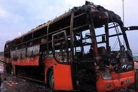 Chiếc xe khách còn trơ bộ khung sau vụ cháy. (Ảnh: Tá Chuyên/TTXVN)