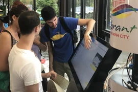 Du khách nước ngoài dễ dàng tra cứu thông tin du lịch bằng công nghệ hiện đại. (Ảnh: Gia Thuận/TTXVN)