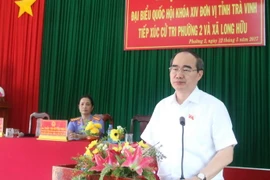 Ông Nguyễn Thiện Nhân tiếp xúc cử tri các xã Long Hữu, phường 2 thuộc thị xã Duyên Hải. (Ảnh: Phúc Sơn/TTXVN)