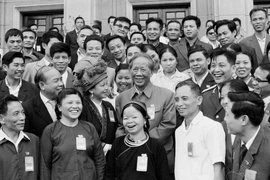 Tổng Bí thư Lê Duẩn với các đại biểu dự Đại hội Đảng toàn quốc lần thứ V tại Hà Nội (29/3/1982). (Ảnh: Thế Trung/TTXVN)