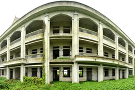 Sau 7 năm xây dựng, dự án trường trung học phổ thông Vũ Duy Thanh (huyện Yên Khánh, tỉnh Ninh Bình) hiện đang “đắp chiếu” giữa đồng vì không có vốn. (Ảnh: Minh Đức/TTXVN)