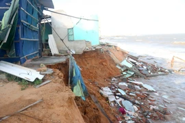 Biển xâm thực vào sát nhà dân. (Ảnh: Nguyễn Thanh/TTXVN)