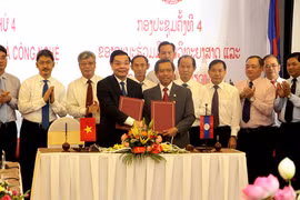Bộ trưởng Bộ Khoa học và Công nghệ Việt Nam và Lào ký Biên bản khóa họp lần thứ 4 Ủy ban Hợp tác Khoa học và công nghệ Việt Nam-Lào. (Ảnh: Tá Chuyên/TTXVN)