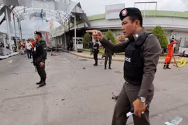 Lực lượng an ninh Thái Lan triển khai tại hiện trường sau vụ đánh bom một khu chợ ở Pattani, tháng 5. (Nguồn: Reuters)
