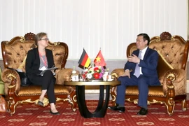 Phó Thủ tướng Vương Đình Huệ, Trưởng Ban Chỉ đạo Tây Nam bộ tiếp bà Luisa Bergfeld, Bí thư thứ nhất, Tham tán Phát triển Đại sứ quán Đức. (Ảnh: Thanh Vũ/TTXVN)