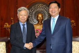 Ông Đinh La Thăng, Ủy viên Bộ Chính trị, Bí thư Thành ủy Thành phố Hồ Chí Minh tiếp ông Jin Liqun, Chủ tịch Ngân hàng Đầu tư Cơ sở Hạ tầng châu Á - AIIB. (Ảnh: Thanh Vũ/TTXVN)