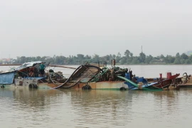 Hiện trường một vụ hút cát trái phép trên sông Đồng Nai. Ảnh minh họa. (Nguồn: TTXVN)