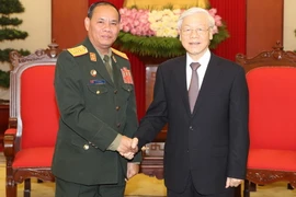 Tổng Bí thư Nguyễn Phú Trọng, Bí thư Quân ủy Trung ương tiếp Trung tướng Vilay Lakhamphong , Bí thư Trung ương Đảng, Chủ nhiệm Tổng cục Chính trị Quân đội Nhân dân Lào. (Ảnh: Trí Dũng/TTXVN)