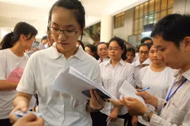 Thí sinh tham gia kỳ thi đánh giá năng lực môn Ngoại ngữ trên máy tính tại Đại học Quốc gia Hà Nội. (Ảnh: Quý Trung/TTXVN)