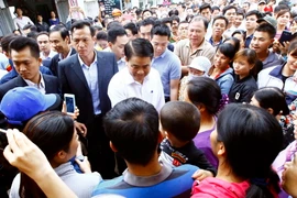 Chủ tịch Ủy ban Nhân dân thành phố Hà Nội Nguyễn Đức Chung với bà con xã Đồng Tâm, tháng 4/2017. (Ảnh: An Đăng/TTXVN)