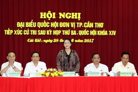 Chủ tịch Quốc hội Nguyễn Thị Kim Ngân và các đại biểu Quốc hội tiếp xúc cử tri phường Cái Khế. (Ảnh: Trọng Đức/TTXVN)