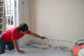 Vết nứt trong nhà dân tại khu vực bị ảnh hưởng. (Ảnh: Đặng Tuấn/TTXVN)