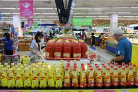 Hoạt động mua bán tại Co.o mart Đinh Tiên Hoàng-Thành phố Hồ Chí Minh. (Ảnh: Thanh Vũ/TTXVN)