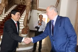Chủ tịch Ủy ban Nhân dân Thành phố Hồ Chí Minh Nguyễn Thành Phong tiếp ông Tom Valley, Giám đốc Chương trình Fulbright Việt Nam. (Ảnh: Thanh Vũ/TTXVN)