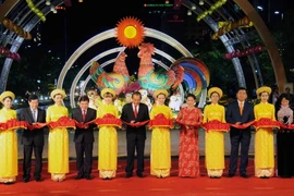 Chủ tịch Quốc hội Nguyễn Thị Kim Ngân và các đại biểu cắt băng khai mạc đường hoa Nguyễn Huệ. (Ảnh: An Hiếu/TTXVN)