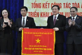 Ông Nguyễn Hòa Bình, Bí thư Trung ương Đảng, Chánh án Tòa án nhân dân tối cao đến dự và trao Cờ thi đua xuất sắc trong phong trào thi đua năm 2016 của Chính phủ cho Tòa án nhân dân tỉnh Yên Bái. (Ảnh: Đinh Hữu Dư/TTXVN)