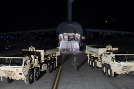 Các thiết bị của hệ thống tên lửa THAAD được vận chuyển tại căn cứ không quân Osan, Pyeongtaek, Hàn Quốc. (Nguồn: Reuters)