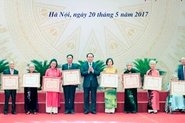 Chủ tịch nước Trần Đại Quang trao Giải thưởng Hồ Chí Minh cho các tác giả và đại diện gia đình các tác giả. (Ảnh: Nhan Sáng/TTXVN)