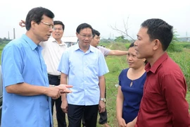 Chủ tịch Ủy ban Nhân dân tỉnh Phạm Minh Huấn khảo sát thực tế phát triển công nghệ cao tại xã Đội Cấn (thành phố Tuyên Quang), tháng 9/2016. (Ảnh: Dương Cầm/Vietnam+)