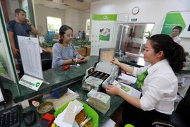 Khách hàng giao dịch tại Vietcombank chi nhánh Bình Định. Ảnh minh họa. (Ảnh: Trần Việt/TTXVN)