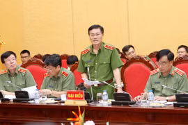 Trung tướng Đỗ Kim Tuyến, Phó Tổng cục trưởng Tổng cục Cảnh sát phòng chống tội phạm trả lời các câu hỏi của phóng viên báo chí. (Ảnh: Doãn Tấn/TTXVN)