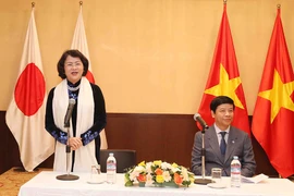 Phó Chủ tịch nước Đặng Thị Ngọc Thịnh đến thăm và nói chuyện với cán bộ, nhân viên Đại sứ quán Việt Nam tại Nhật Bản. (Ảnh: Quang Hải/TTXVN)