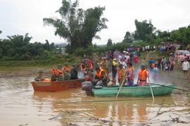 Các lượng lượng chức năng đang nỗ lực tìm kiếm nạn nhân. (Ảnh: Xuân Tiến/TTXVN)