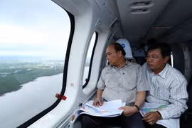 Thủ tướng Nguyễn Xuân Phúc đi thị sát các khu vực bị ảnh hưởng và tác động bởi biến đổi khí hậu thuộc vùng Đồng bằng sông Cửu Long. (Ảnh: Thống Nhất/TTXVN)